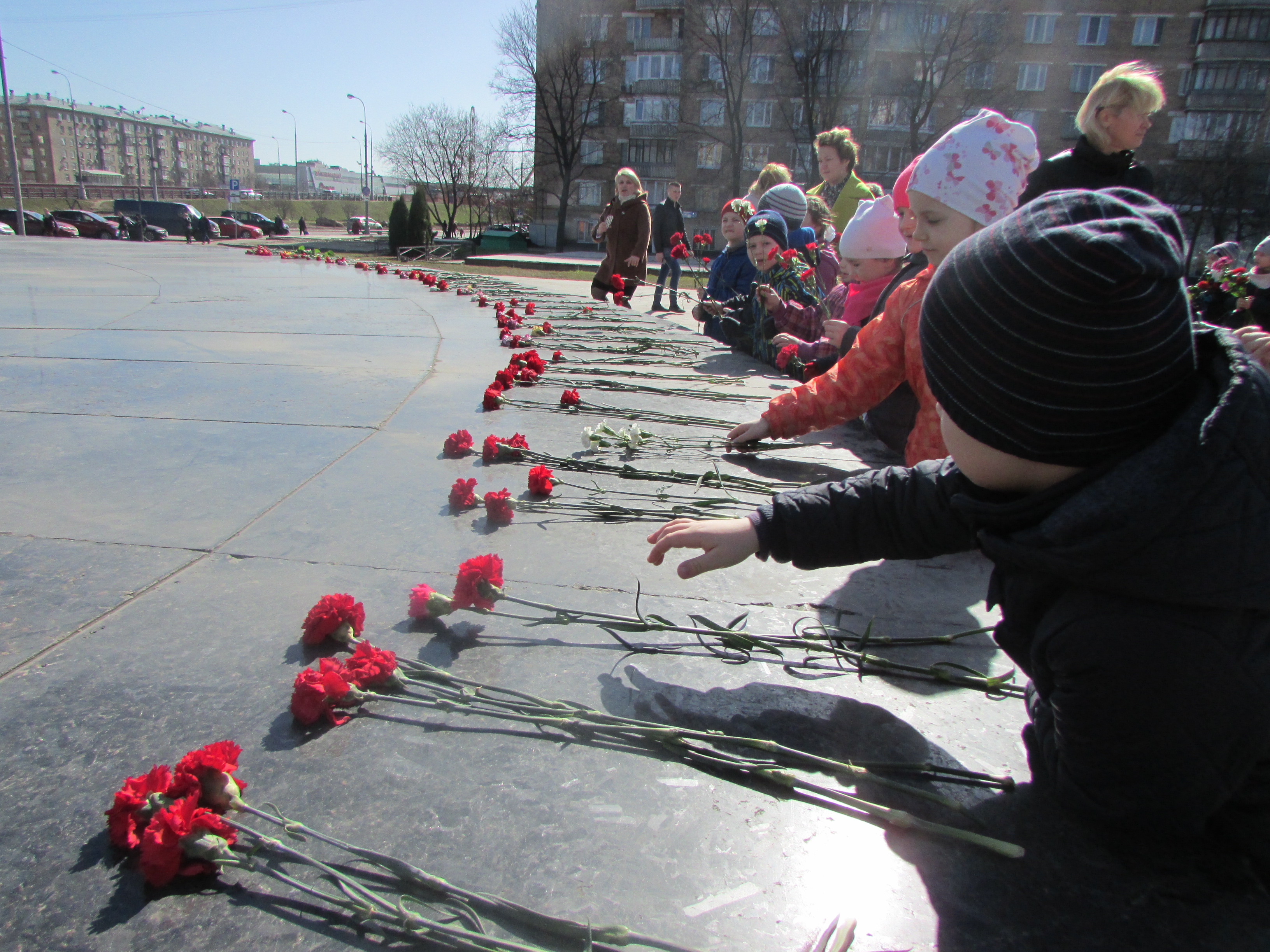 Дети Гагаринского района возложили цветы к памятнику Гагарина