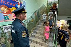 Сотрудники 1‑го и 3‑го ТОНПР по ЮЗАО УНПР ГУ МЧС России по г. Москве провели серию занятий по эвакуации в общеобразовательных организациях округа.