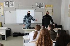Столичные росгвардейцы провели урок мужества для школьников, посвящённый Дню воссоединения Крыма с Россией